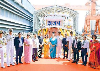 उथले पानी में पनडुब्बी रोधी युद्ध में मददगार 'अजय' युद्धपोत का हुआ जलावतरण