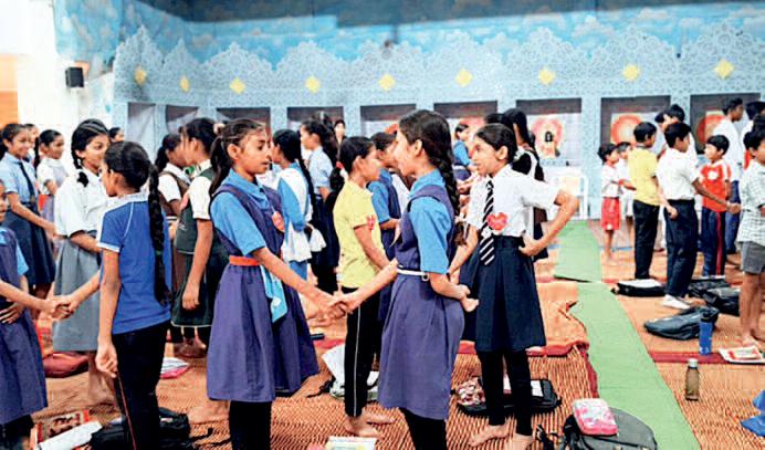 खाते समय मोबाइल या टीवी देखने से नकारात्मक बातें मन में प्रवेश कर बनाती है कमजोर, गणित के माध्यम से दी अध्यात्म की शिक्षा