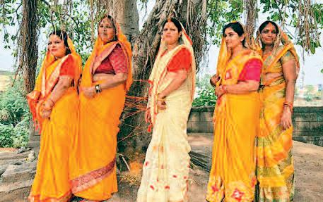 सुहागन महिलाओं ने पति की दीर्घायु के लिए रखा वट सावित्री व्रत