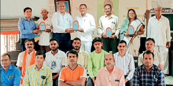 जामगांव आर में योग प्रशिक्षकों की हुई बैठक में की गई चर्चा योग को संस्कार व विचार क्रांति का जनव्यापी माध्यम बनाकर सवांरे जीवन