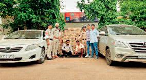 बस्तर में खपाने एमपी से लाई 2 लाख की शराब एप्पी फ्रीज के बॉक्स का किया जा रहा था उपयोग