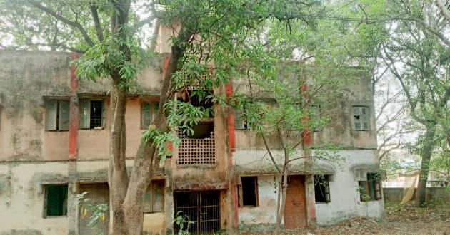 टाउनशिप में क्वार्टरों के कब्जे की समस्या से हो रहा दोतरफा नुकसान