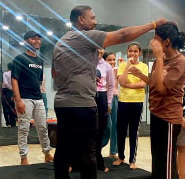महिलाओं और छात्राओं को सेल्फ डिफेंस की दी जा रही डीप ट्रेनिंग