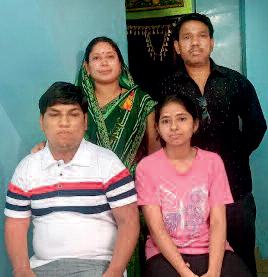 पापा के हौसले और अपनी हिम्मत से लड़ रहा अंधेरे से जंग