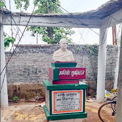 शहीद आजाद के सहयोगी सुखदेव राज की प्रतिमा जर्जर हालत में, जमीन पर भी हो चुका है कब्जा
