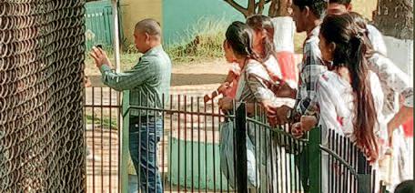 मैत्रीबाग में सैलानी पसीना बहाते घूमने को मजबूर