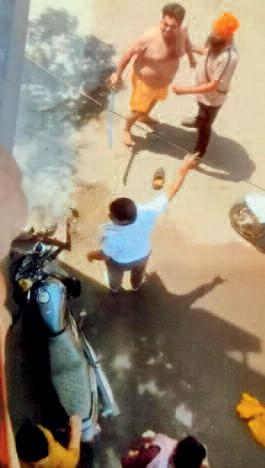 दीवार तिरछी कहकर तलवार लहराते हुए की मारपीट, आरोपी खुले में घूम रहे