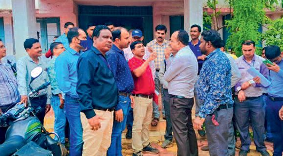 सभी विकासखंडों में हुआ आंदोलन युक्तियुक्तकरण में गड़बड़ियों के विरोध में शिक्षकों ने किया प्रदर्शन