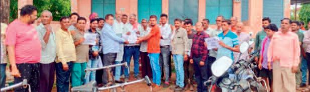 खाद बीज संकट को लेकर किसानों के साथ कांग्रेसियों ने भी धरना देकर सौंपा ज्ञापन