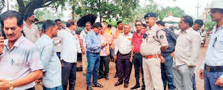सर्विस लेन पर खड़े वाहनों पर कार्रवाई शुरू, 70 पर जुर्माना