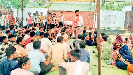 ग्रामीणों ने कहा- प्लांट में नहीं है कोई सुरक्षा के उपकरण करंट से श्रमिक की मौत, मुआवजा मांग को लेकर प्लांट के सामने ग्रामीणों ने दिया धरना