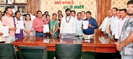 गुरू खुशवंत साहेब के हाथों से बांटा गया चयनित आवास की चाबी आरंग मे लाटरी प्रक्रिया से हुआ आवास का आबंटन