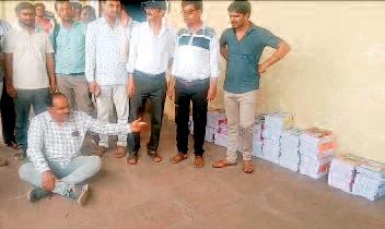 रात दो बजे तक किताबें स्कैन करते रहे शिक्षक