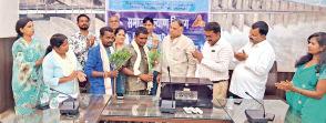 उमरगांव के दिव्यांग कलाकारों को मिला वाद्ययंत्र और बैसाखी