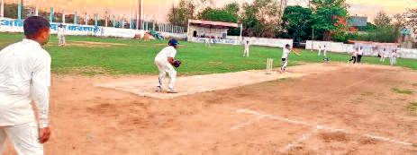 बच्चे सीख रहे हैं बैटिंग, बॉलिंग और फील्डिंग की बारीकियां