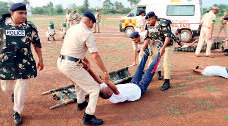 बलवा ड्रिल में अच्छा प्रदर्शन करने वाले पुलिसकर्मियों को मिला नकद पुरस्कार