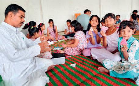 बच्चों ने वेस्ट पेपर से बनाई कलाकृतियां