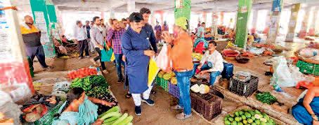 महापौर ने दुकानदारों एवं ग्राहकों को बांटे थैले