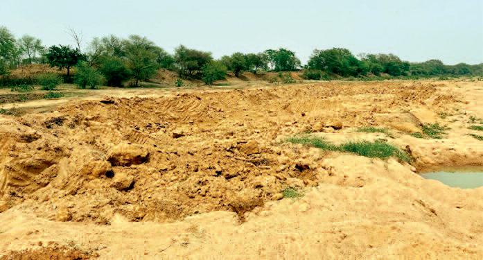 रेत माफियाओं ने महानदी को खोदकर बना दिया तालाब, ग्रामीणों की बढ़ी परेशानी