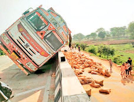 धान से भरा ट्रक बाईपास में पलटा