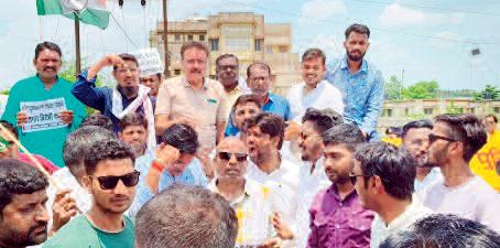 युक्तियुक्तकरण के विरोध में कांग्रेस ने घेरा बीईओ कार्यालय