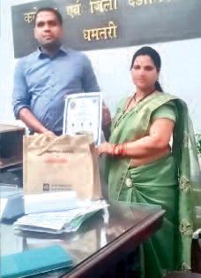 प्राथमिक शाला समिति गिरौद अध्यक्ष कुंती साहू कलेक्टर द्वारा सम्मानित