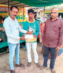 पार्षद दे रहे 1000 की सहायता राशि