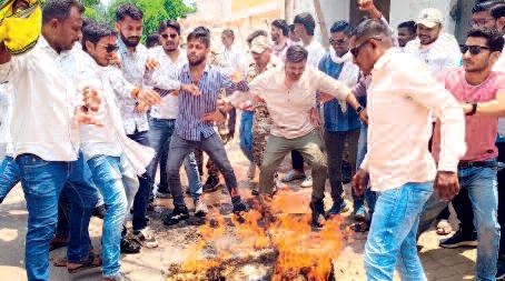 आक्रोशित कांग्रेसियों ने भाजपा और ईडी का पुतला फूंका
