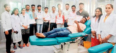 विश्व रक्तदाता दिवस पर किया रक्तदान