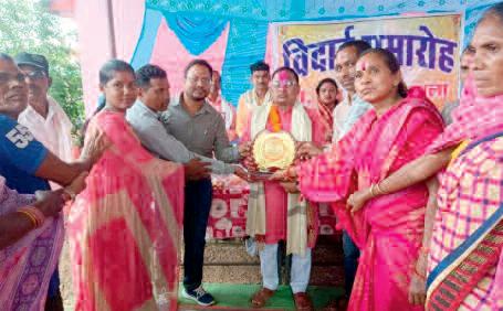 सरईटोला स्कूल की रजत जयंती मनी सेवानिवृत्त प्रधानपाठक को दी विदाई