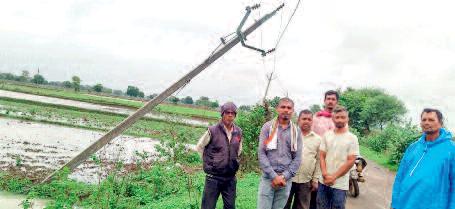 बिजली पोल लगाने में अनियमितता