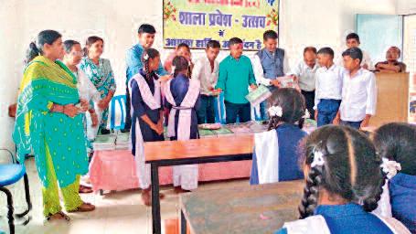 शाला प्रवेशोत्सव पर छात्रों को खिलाई मिठाई