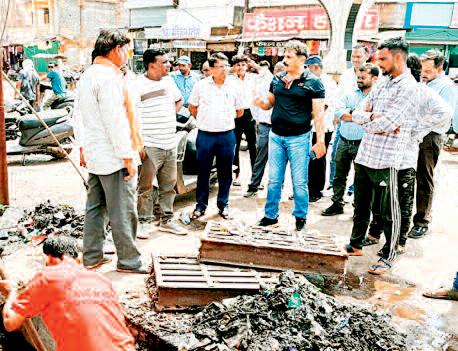 कलेक्टर ने नालों की सफाई कार्यों का किया निरीक्षण, व्यापारियों से भी मांगा सहयोग