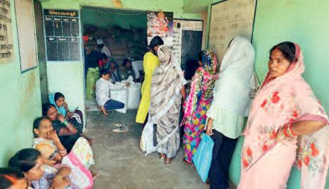 ओटीपी के चक्कर में नहीं मिल रहा तीन माह का चावल, आधार लिंक कराने कतार