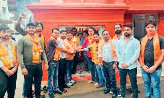 भक्तों ने मंदिरों में भेंट किया पीतल का गदा