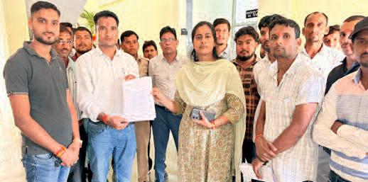 फसल क्षतिपूर्ति की मांग, किसानों ने कलेक्टर को सौंपा ज्ञापन