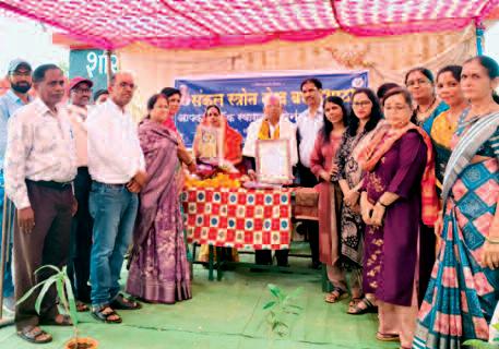 रिटायर्ड शिक्षक को दी विदाई, नए का सम्मान