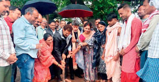 शीतला मंदिर में शेड निर्माण के लिए विधायक ने दिए 10 लाख
