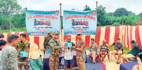 बटालियन ने स्वास्थ्य जांच कर बांटे रेडियो