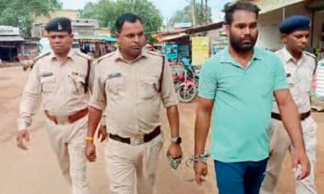 लोगों को धारदार हथियार दिखाकर धमकाने वाला आरोपी गिरफ्तार