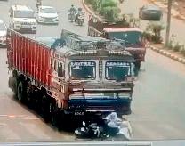 घटना तेलीबांधा कालेज छात्रा ट्रक की चपेट में, सिर कुचलने से मौत