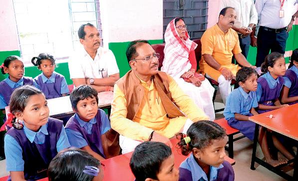 मुख्यमंत्री बने छात्र, प्रायमरी स्कूल में छात्राओं के साथ बेंच पर बैठे
