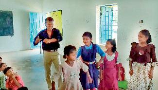 शराब के नशे में धुत एचएम ने बच्चों के साथ किया डांस, सस्पेंड