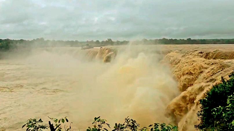 चित्रकोट जलप्रपात पूरे सबाब पर, 90 फीट ऊंचाई से गिर रहा पानी मन मोह रहा