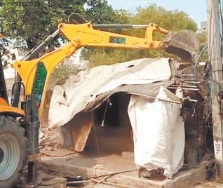 दिल्ली : झुग्गियों में उलझा पक्ष-विपक्ष