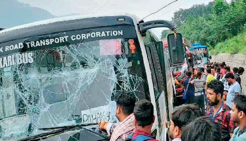 अमरनाथ यात्रियों से भरी बसों की टक्कर, 36 घायल