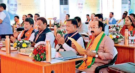 शिवराज ने दिया जनता के दिलों में राज करने का मंत्र, तावड़े ने कहा- अपनी फोटो नहीं, विपक्ष पर हमलों पर दें ध्यान