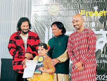 गुरु दक्षिणा... 64 वर्ष में भी 'घराने' को अंतिम व्यक्ति तक पहुंचाने थिरक रहे शिष्यों के कदम