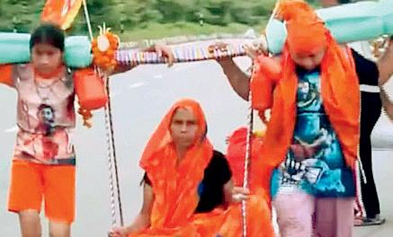 सास को कंधे पर उठाकर कांवड़ यात्रा पर निकली बहू, 'कलियुग के श्रवण कुमार' का मिला टैग