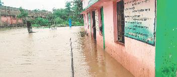 जानकारी मंगाते हैं केवल टूटे कक्ष की, मैदान को कोई पूछता नहीं, इस कारण ही तालाब बन गए स्कूल